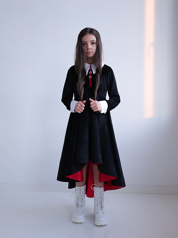 Нарядное детское платье из черного бархата со шлейфом