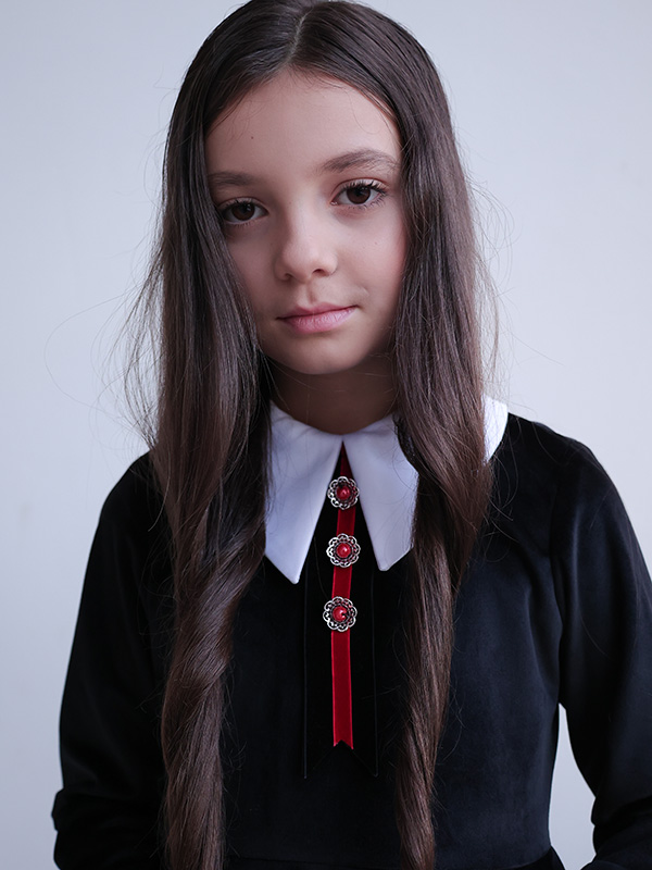 Нарядное детское платье из черного бархата со шлейфом