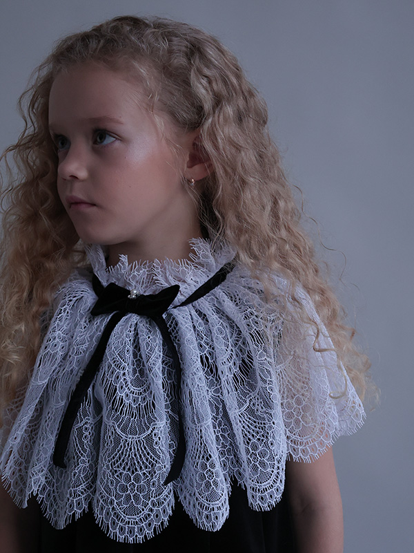 Платье из черного бархата с кружевной пелериной