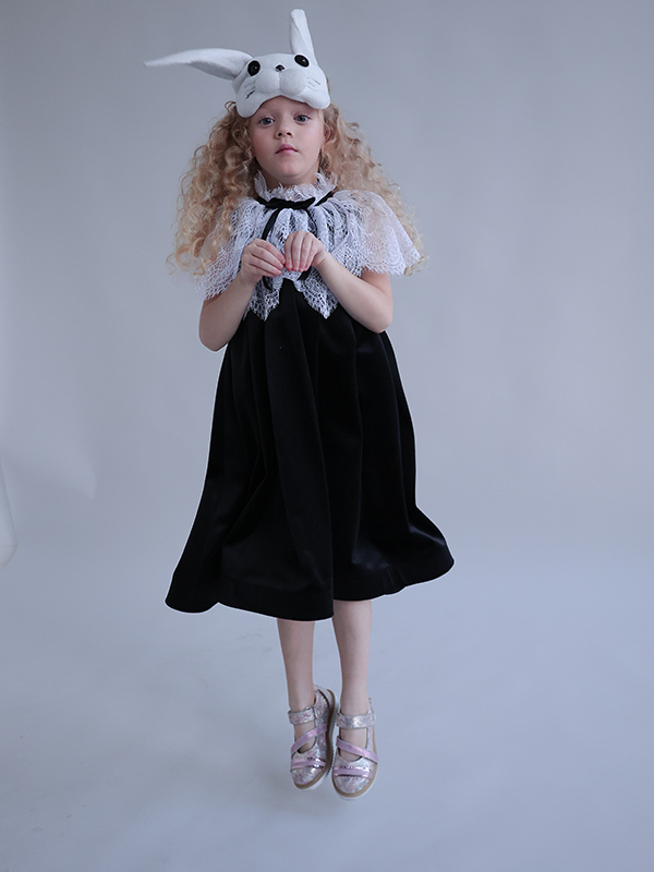 Платье из черного бархата с кружевной пелериной