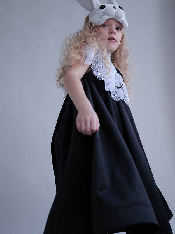 Платье из черного бархата с кружевной пелериной