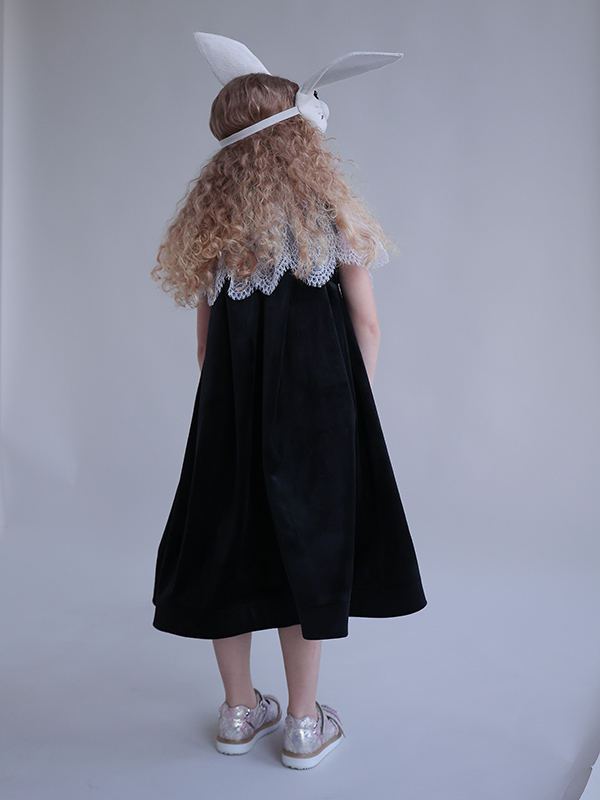 Платье из черного бархата с кружевной пелериной