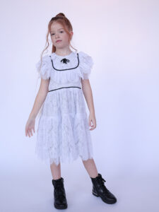 Нарядное детское платье из белого кружева с бантом