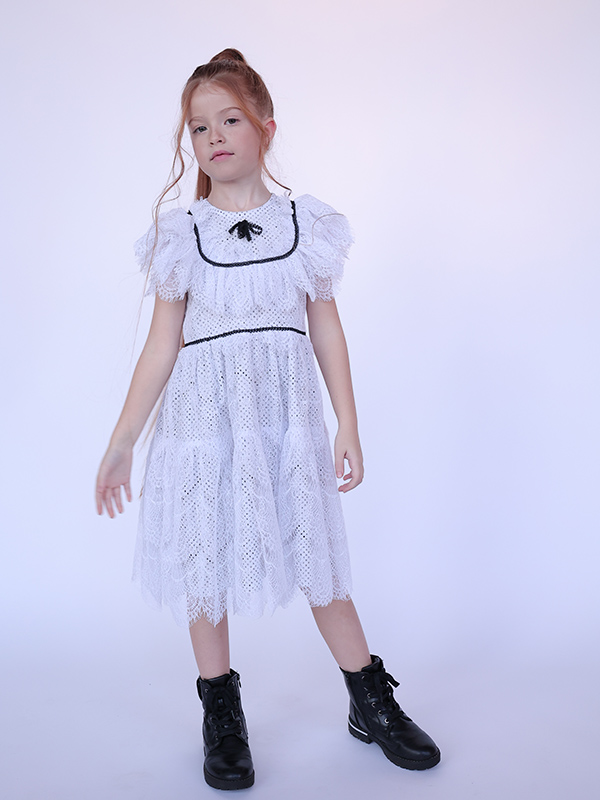 Нарядное детское платье из белого кружева с бантом