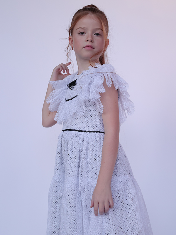 Нарядное детское платье из белого кружева с бантом