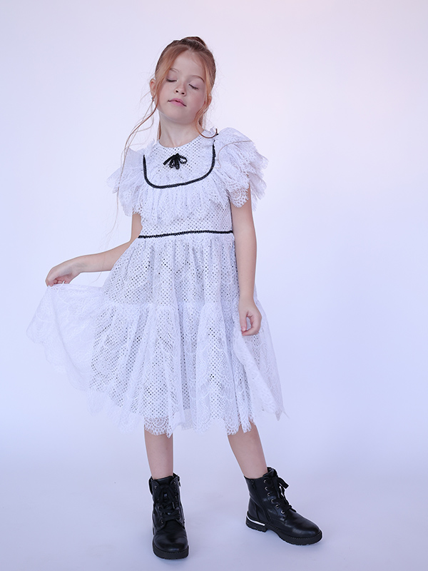 Нарядное детское платье из белого кружева с бантом