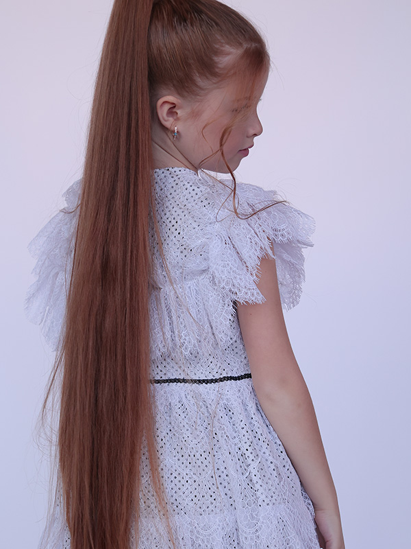 Нарядное детское платье из белого кружева с бантом