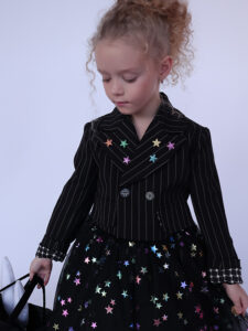 Нарядный укороченный детский жакет в полоску на девочку