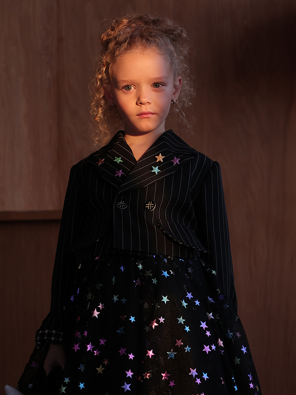 Нарядный укороченный детский жакет в полоску на девочку