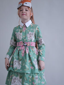Нарядное зеленое детское платье «Пионы и колибри»