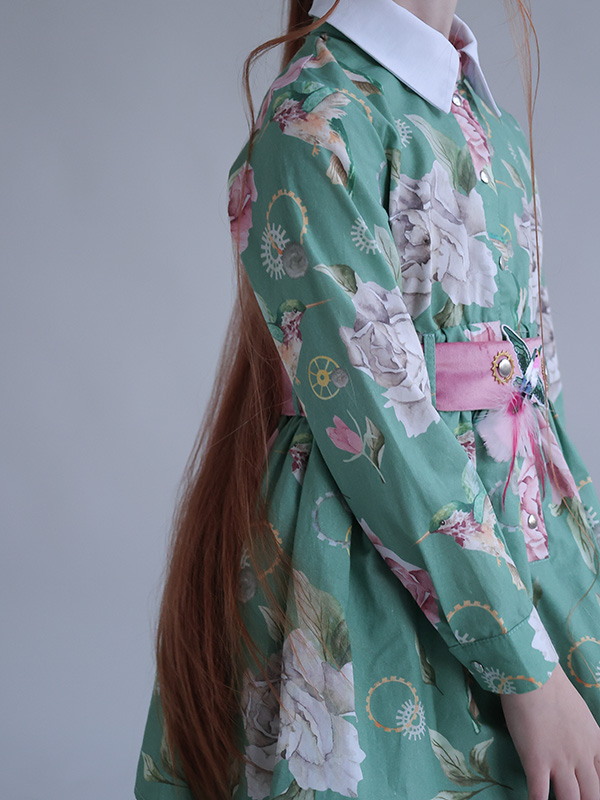 Нарядное зеленое детское платье "Пионы и колибри"