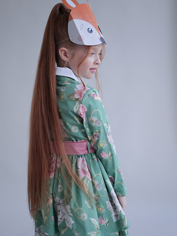 Нарядное зеленое детское платье "Пионы и колибри"