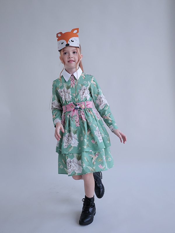 Нарядное зеленое детское платье "Пионы и колибри"