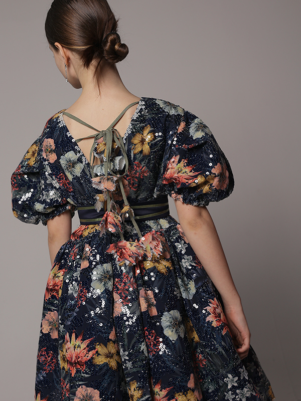 Нарядное синее детское платье из пайеточной ткани с цветочным принтом