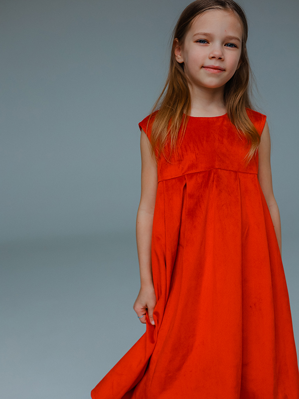 Нарядное детское платье из красного бархата со складками