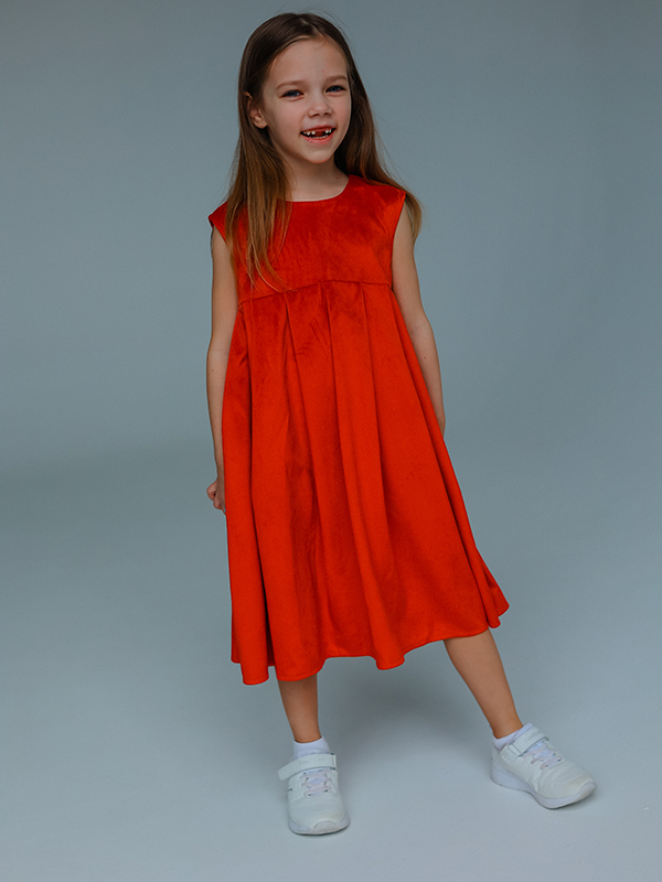 Нарядное детское платье из красного бархата со складками