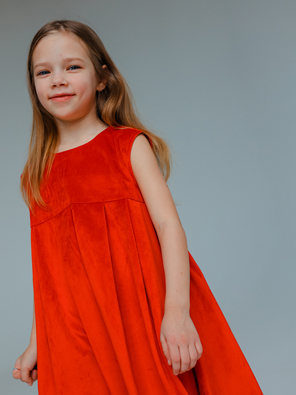 Нарядное детское платье из красного бархата со складками