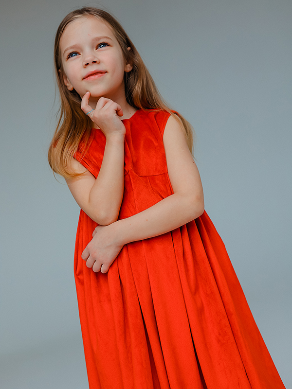 Нарядное детское платье из красного бархата со складками