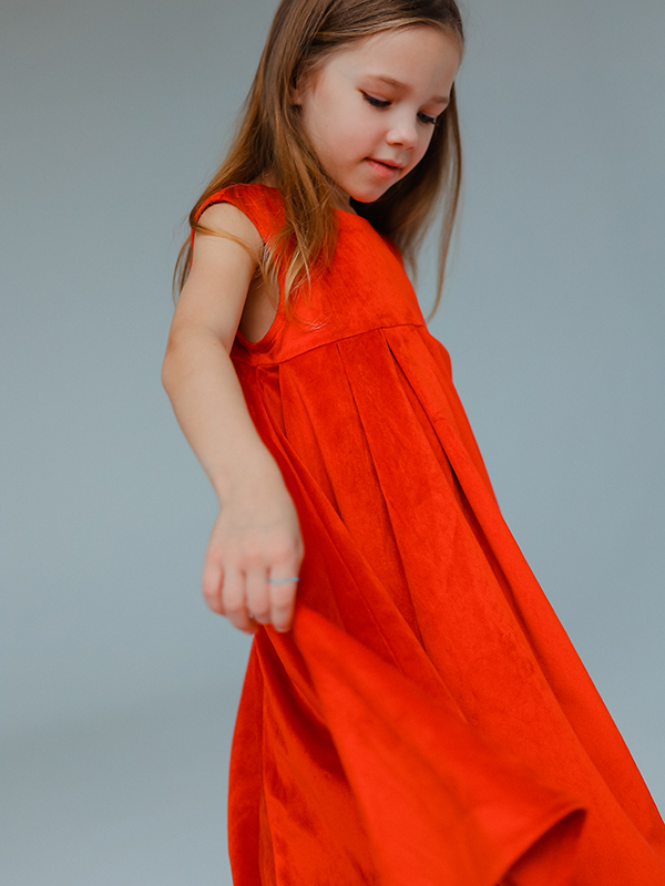 Нарядное детское платье из красного бархата со складками