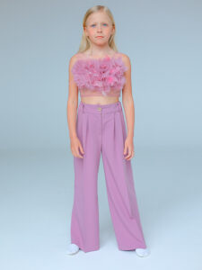 Комплект: пудрово-розовые брюки палаццо и кроп-топ с объемными цветами