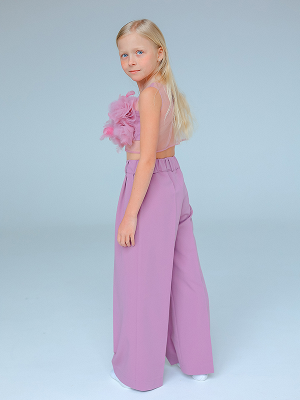 Комплект: пудрово-розовые брюки палаццо и кроп-топ с объемными цветами