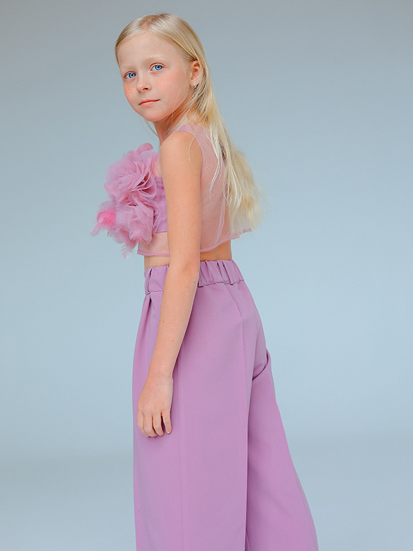 Комплект: пудрово-розовые брюки палаццо и кроп-топ с объемными цветами