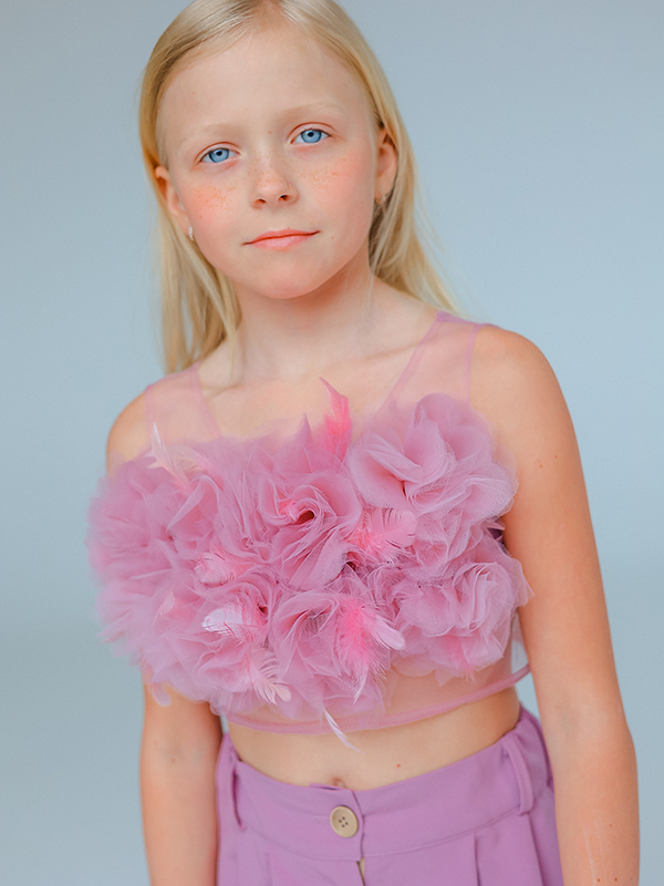 Комплект: пудрово-розовые брюки палаццо и кроп-топ с объемными цветами