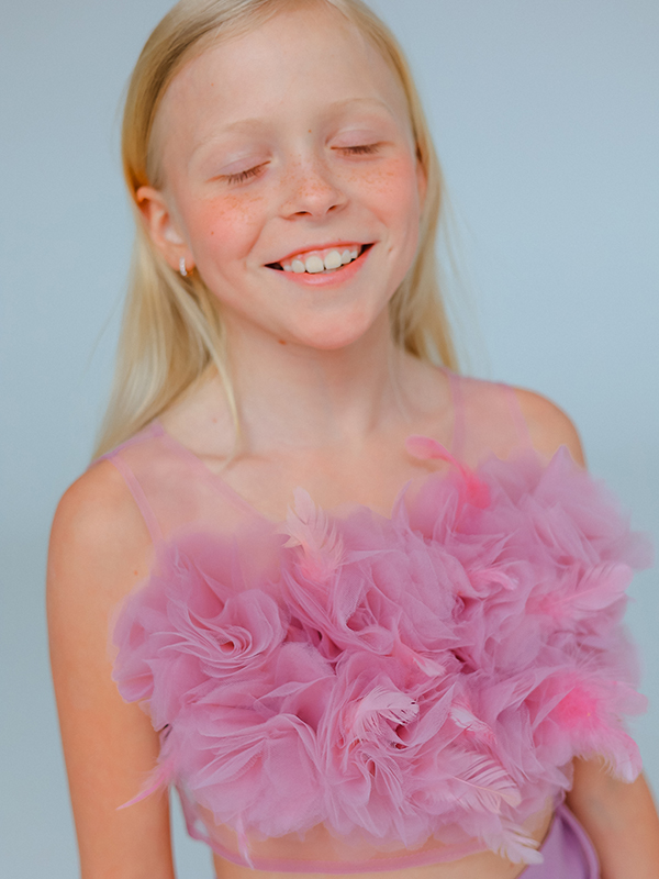 Комплект: пудрово-розовые брюки палаццо и кроп-топ с объемными цветами