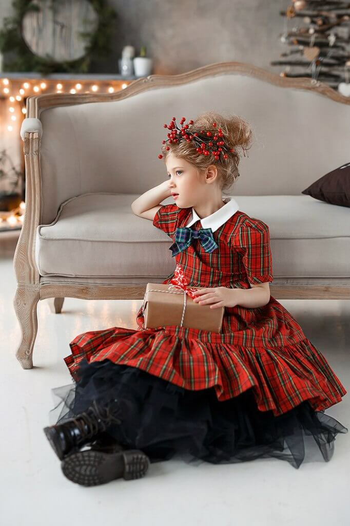 Платье в клетку с белым воротником на девочку