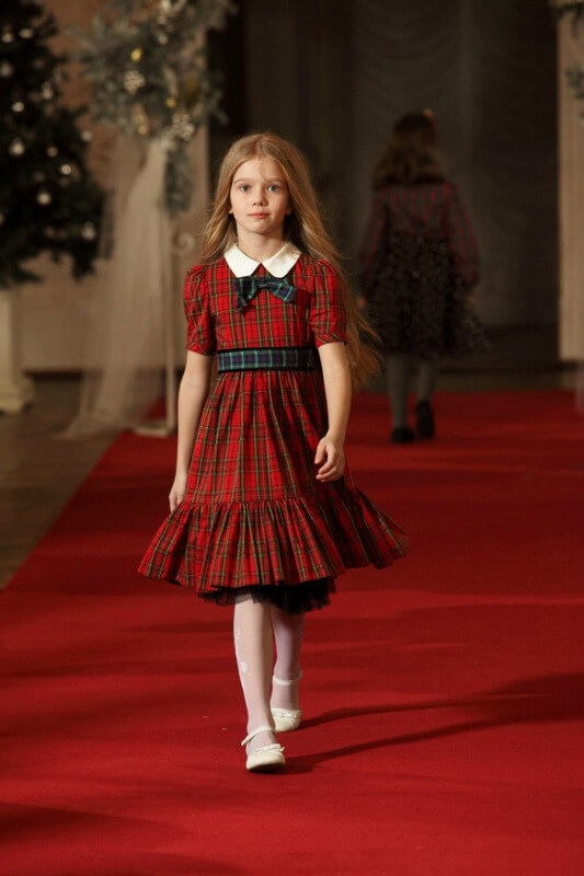 Платье в клетку с белым воротником на девочку