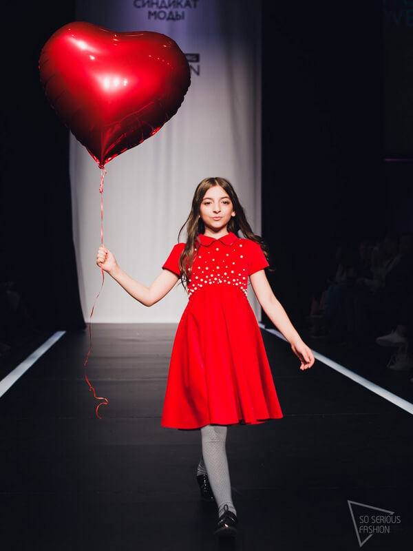 Платье красное бархатное детское