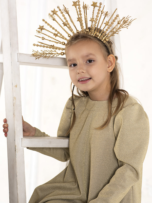 Нарядное детское платье из золотистого люрекса со звездами