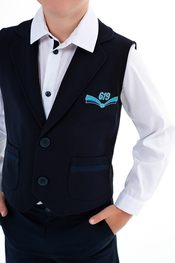 Классическая белая школьная рубашка с синими пуговицами для мальчика