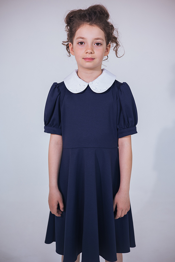 Синее школьное платье с расклешенной юбкой