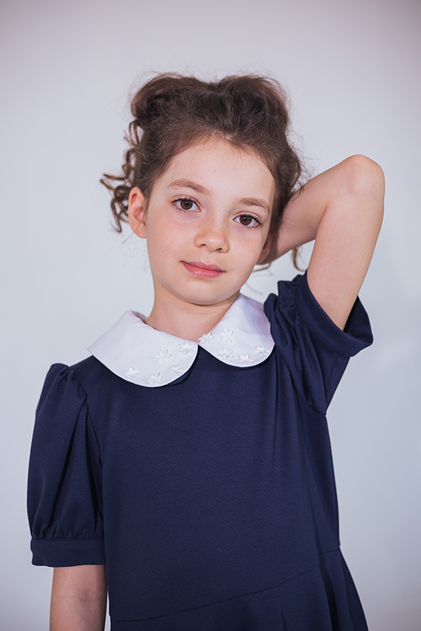 Синее школьное платье с расклешенной юбкой