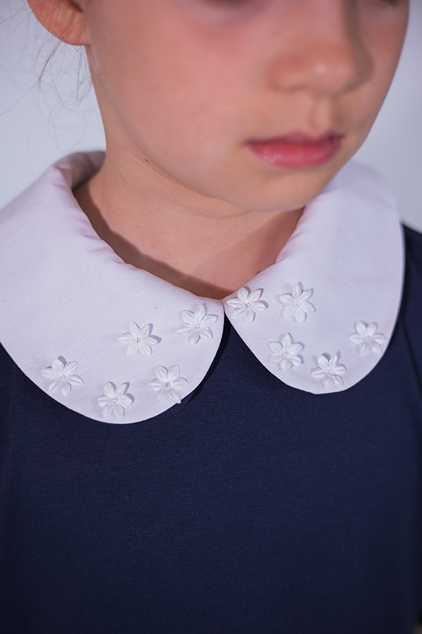 коротким пышным рукавом и воротничком с цветами