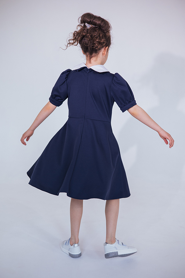 коротким пышным рукавом и воротничком с цветами