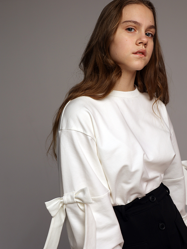 Бело-молочный лонгслив для девочки с бантами на рукавах