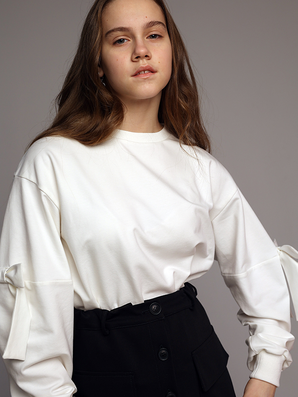 Бело-молочный лонгслив для девочки с бантами на рукавах