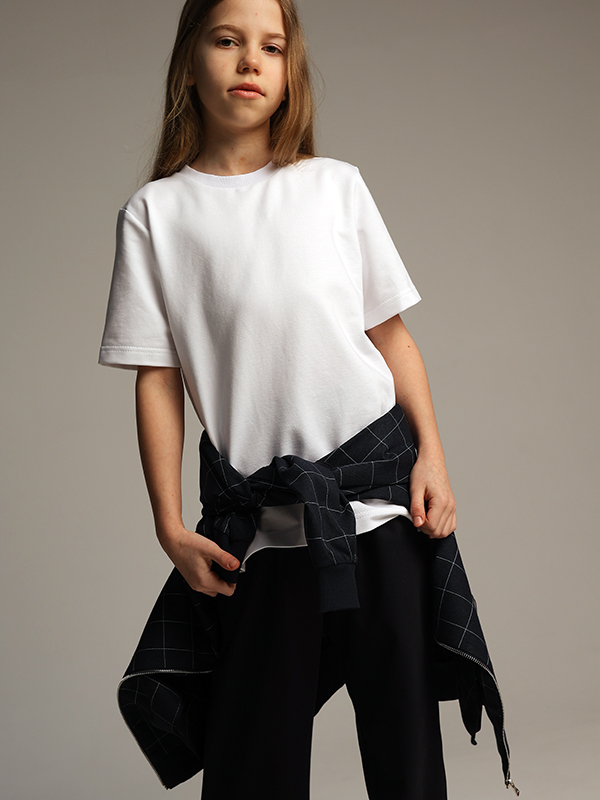 Бело-молочная футболка унисекс с боковыми планками с кнопками