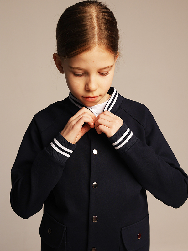 Школьный бомбер из джерси с контрастными полосками на девочку