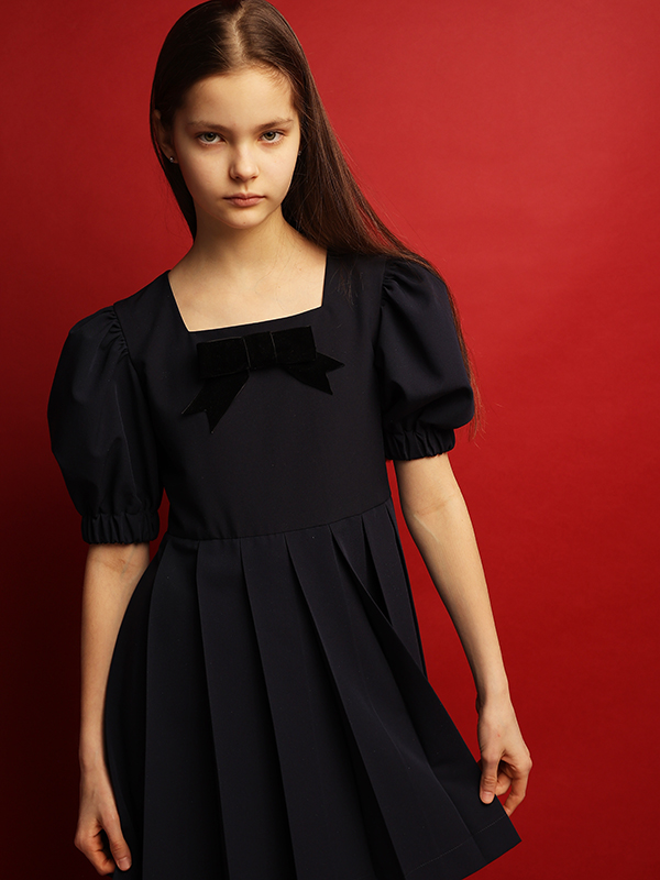 Синее школьное платье с пышным рукавом