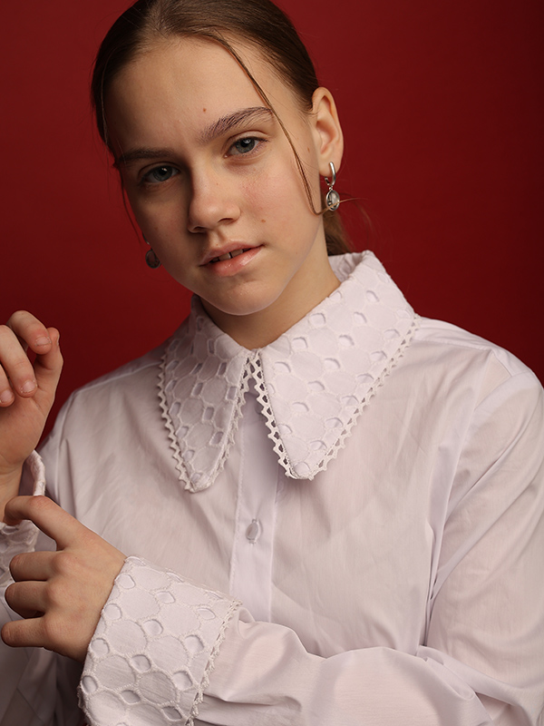 Нарядная белая блузка с острым кружевным воротником и манжетами