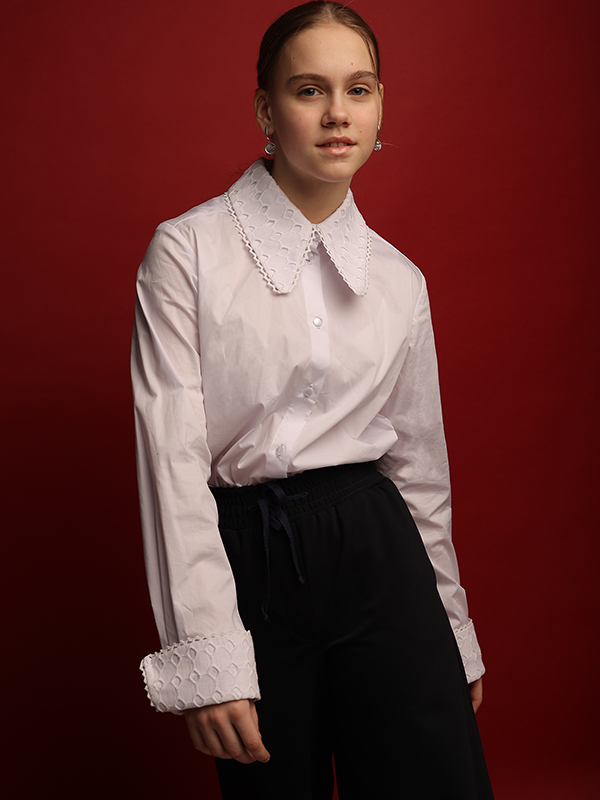 Нарядная белая блузка с острым кружевным воротником и манжетами