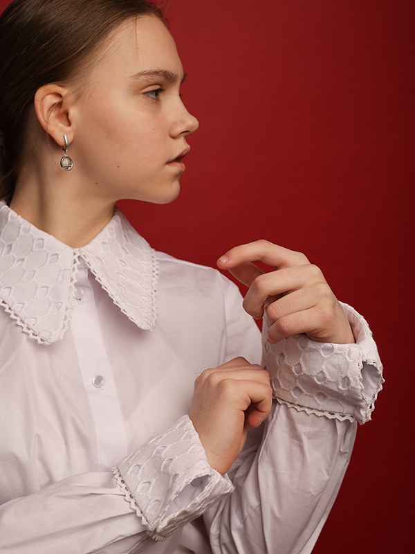 Нарядная белая блузка с острым кружевным воротником и манжетами