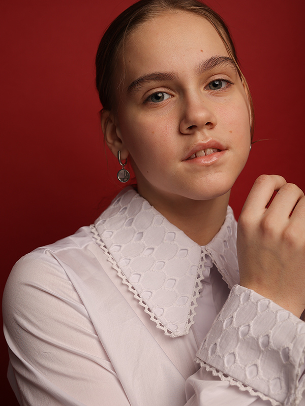 Нарядная белая блузка с острым кружевным воротником и манжетами