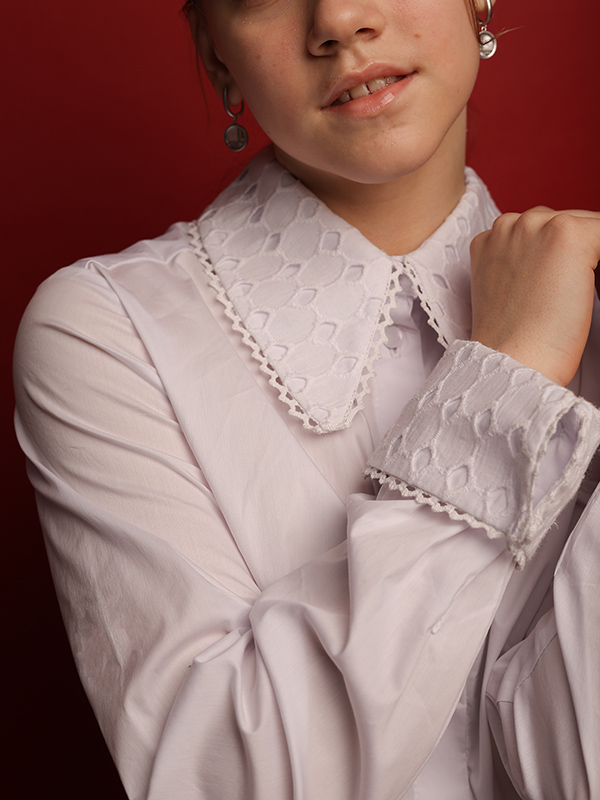 Нарядная белая блузка с острым кружевным воротником и манжетами