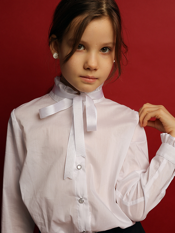Нарядная белая школьная блузка с воротником стойкой с рюшью