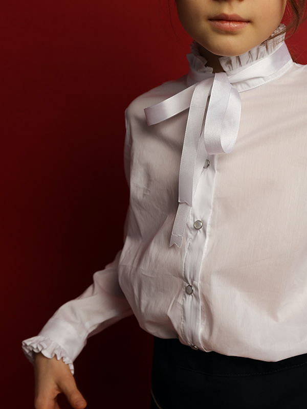 Нарядная белая школьная блузка с воротником стойкой с рюшью