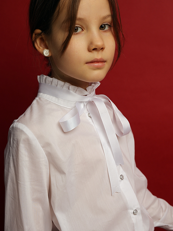 Нарядная белая школьная блузка с воротником стойкой с рюшью
